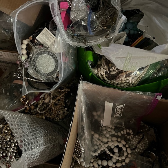 📦 5LB JEWELRY CRAFT BOX 📦 - Picture 2 of 3